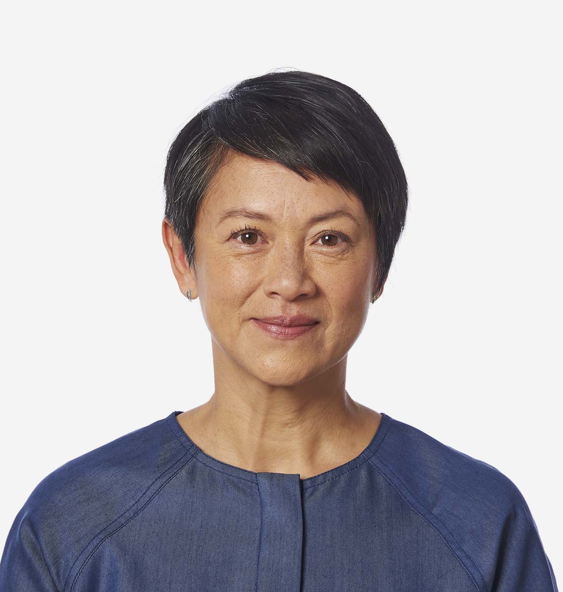 Catherine portant des contours à écouteur déporté RIC RT